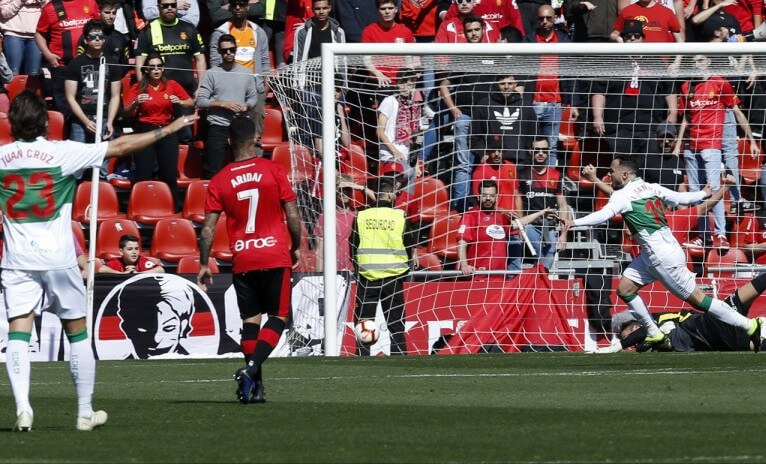 El jugador del Elche Iván Sánchez marca un gol al Mallorca en Son Moix  / LFP